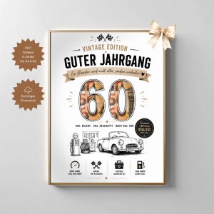 Op de afbeelding: Een ingelijste print met een gouden rand, met de tekst "GUTER JAHRGANG" en het nummer "60" in een vintage stijl. De print bevat illustraties van een klassieke auto, een benzinepomp en andere automotieve iconen. Een decoratieve strik is bevestigd.