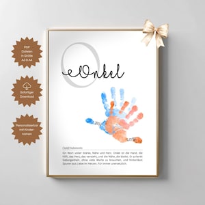 Könnte beinhalten: Gerahmter Druck mit dem deutschen Wort "Onkel" in schwarzer Schrift, über einem Handabdruck in Blau und Orange. Der Druck enthält deutschen Text und eine dekorative Schleife.