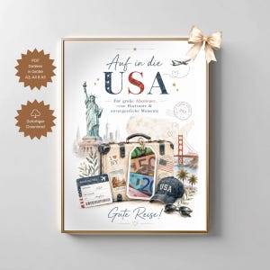 Op de afbeelding: Een reisthema poster met de tekst Auf in die USA, Gute Reise!, en USA. Het ontwerp bevat een koffer, het Vrijheidsbeeld, de Golden Gate Bridge, een instapkaart, een baseballpet, een zonnebril en diverse reisgerelateerde iconen.