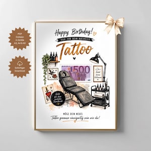 Könnte beinhalten: Ein digitaler Druck mit einem Tattoo-Studio-Motiv, bestehend aus einem schwarzen Stuhl, einer Lampe, einem Rollwagen mit Tintenflaschen, einem 500-Euro-Schein und Tattoo-Vorlagen. Der Text lautet Happy Birthday, Zeit für dein nächstes Tattoo.