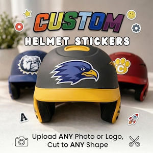 Puede incluir: Tres cascos de béisbol con pegatinas personalizadas. Los cascos son de color gris oscuro, azul marino y rojo. Las pegatinas incluyen un bulldog, un águila y una huella de pata. El texto "CUSTOM HELMET STICKERS" se muestra encima de los cascos. El texto "Upload ANY Photo or Logo, Cut to ANY Shape" se muestra debajo.