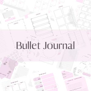 以下が含まれることがあります： メモセクション、ウィークリースプレッド、To-Doリストなど、さまざまなレイアウトの白とピンクのバレットジャーナルページのコレクション。「Bullet Journal」の文字が中央に大きく表示されています。