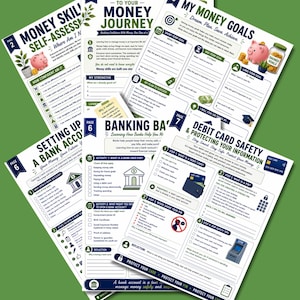 Op de afbeelding: Een verzameling werkbladpagina's over financiële geletterdheid met titels zoals Welcome to Your Money Journey, My Money Goals en Debit Card Safety. De witte vellen bevatten blauwe en groene tekst, checklists en iconen van spaarvarkens.