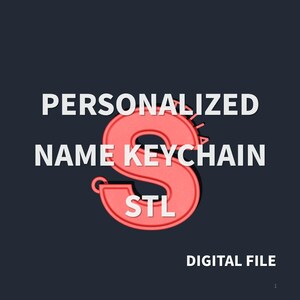 Może przedstawiać: Plik cyfrowy z personalizowanym brelokiem z imieniem, przedstawiający dużą literę S w kolorze koralowym. Tekst brzmi PERSONALIZED NAME KEYCHAIN, STL oraz DIGITAL FILE na ciemnoszarym tle. Jest to graficzna reprezentacja projektu 3D.