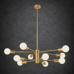 Puede incluir: Un moderno candelabro dorado con múltiples brazos que se extienden desde un centro. Cada brazo sostiene una bombilla redonda y blanca. El accesorio está suspendido de una sola varilla fijada al techo, creando una solución de iluminación elegante.