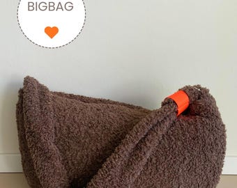 Borsa XL minimalista con un moderno dettaglio di colore. La Mom Bag è perfettamente organizzata con 4 tasche interne e una tracolla regolabile.