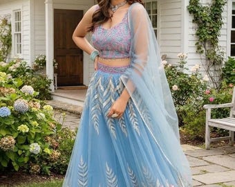 Himmelblaues, besticktes Lehenga Choli mit Blumenmuster, Outfit für den indischen Hochzeitsempfang