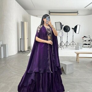 Lehenga Choli morado con dupatta tipo capa, traje de boda indio de diseñador, lehenga bordada para fiestas para mujer. imagen 5