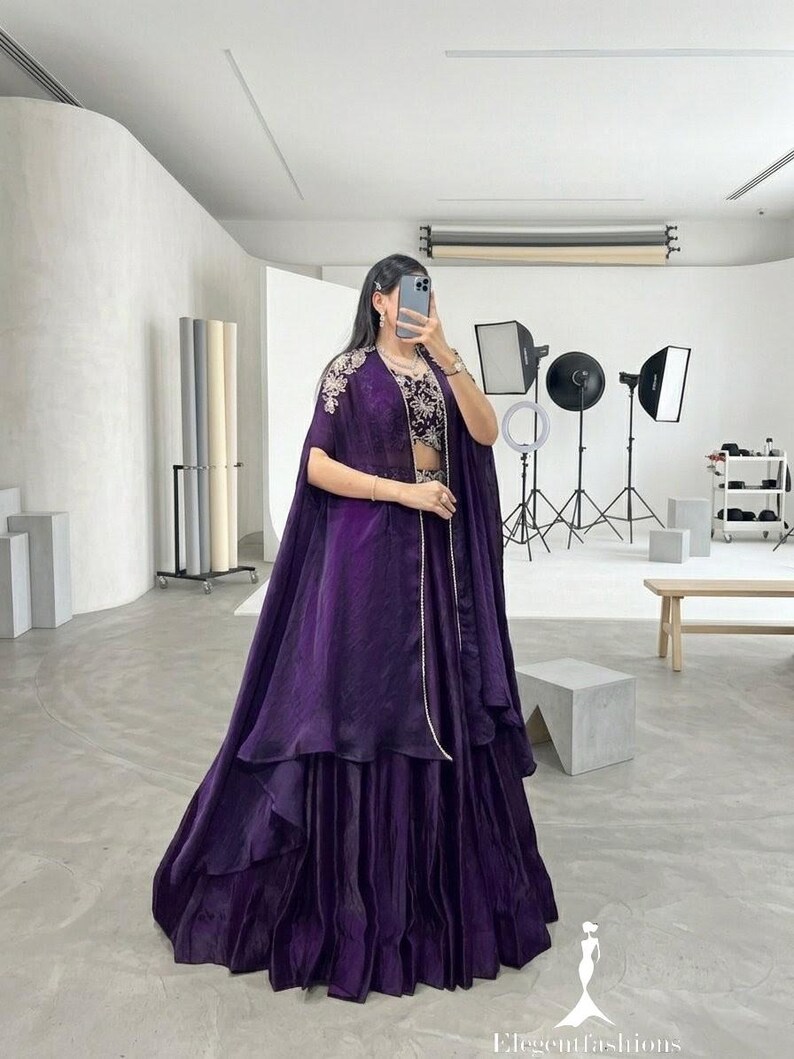 Lehenga Choli morado con dupatta tipo capa, traje de boda indio de diseñador, lehenga bordada para fiestas para mujer. imagen 5