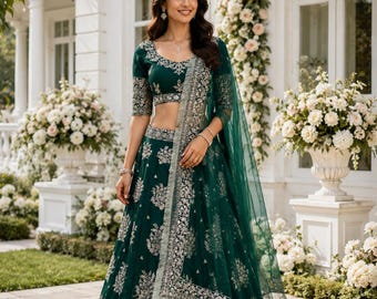 Op de afbeelding: Een donker smaragdgroene lehenga choli-set met ingewikkeld zilverkleurig borduurwerk en pailletten. De set bestaat uit een kort topje met halflange mouwen, een uitlopende rok met hoge taille en een bijpassende transparante dupatta met een decoratieve rand.