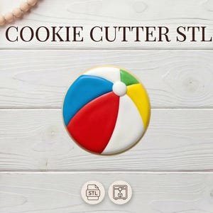Könnte beinhalten: Ein Ausstecher in Form eines Strandballs mit roten, blauen, gelben und grünen Segmenten. Der Text "COOKIE CUTTER STL" ist darüber abgebildet. Das Bild befindet sich auf einer weißen Holzoberfläche.