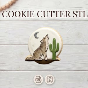 Puede incluir: Una galleta decorada con un lobo aullando, una luna creciente y un diseño de cactus. La galleta está sobre un fondo blanco con el texto "COOKIE CUTTER STL" en la parte superior. Dos iconos están en la parte inferior.