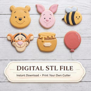 Pode incluir: Uma coleção de biscoitos em forma de personagens, incluindo Ursinho Pooh, Leitão, Tigrão, um pote de mel, uma abelha e um balão vermelho. Os biscoitos são decorados com várias cores e detalhes. A imagem também inclui uma faixa que diz "DIGITAL STL FILE".