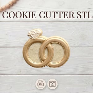 Puede incluir: Taza de cerámica blanca con asa negra y la frase "But First, Coffee" en negro. El fondo borroso sugiere un ambiente acogedor.