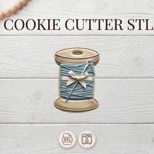 Può includere: Un tagliabiscotti a forma di rocchetto di filo con ago e fiocco. Il tagliabiscotti è marrone chiaro con un disegno di filo azzurro. Il testo "COOKIE CUTTER STL" è in alto.