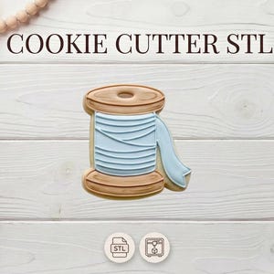 Può includere: Una tazza di ceramica bianca con manico nero e la scritta "But First, Coffee" in grassetto nero. La tazza è posta su uno sfondo sfocato, suggerendo un'atmosfera accogliente.