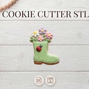 Może przedstawiać: Jasnozielona wykrawaczka do ciastek w kształcie kalosza, ozdobiona czerwoną biedronką i kwiatami. But jest wypełniony białymi, różowymi i fioletowymi kwiatami. U góry znajduje się napis "COOKIE CUTTER STL".
