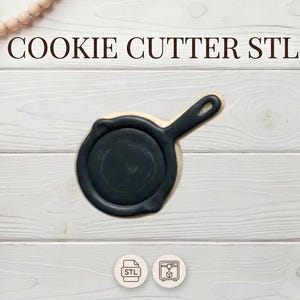 Può includere: Tagliapasta a forma di padella in ghisa, di colore grigio scuro. Il testo "COOKIE CUTTER STL" è in alto. Il tagliapasta è su una superficie di legno bianco. L'immagine contiene icone.