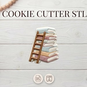 Può includere: Una tazza di ceramica bianca con manico nero e la scritta "But First, Coffee" in grassetto nero. La tazza è posta su uno sfondo sfocato, che ne evidenzia il design pulito.