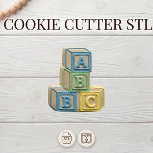 Puede incluir: Cortadores de galletas de bloques ABC apilados con letras azules, verdes y amarillas. Los bloques están sobre una superficie de madera blanca. El texto "COOKIE CUTTER STL" está en la parte superior de la imagen.