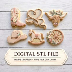 Op de afbeelding: Assortiment van versierde koekjes in een Western-thema. Inclusief een cowboylaars, een hartvormig touwontwerp, een longhorn, een cowboyhoed, een schommelpaard en een wagenwiel. De koekjes zijn lichtroze, beige en bruin, met bloemen- en touwdetails. Tekst: "DIGITAL STL FILE".