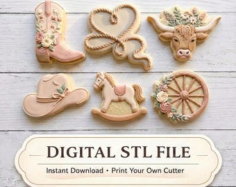 Op de afbeelding: Assortiment van versierde koekjes in een Western-thema. Inclusief een cowboylaars, een hartvormig touwontwerp, een longhorn, een cowboyhoed, een schommelpaard en een wagenwiel. De koekjes zijn lichtroze, beige en bruin, met bloemen- en touwdetails. Tekst: "DIGITAL STL FILE".