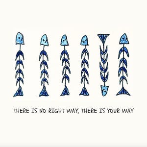 Può includere: Biglietto bianco con un'illustrazione disegnata a mano di sei lische di pesce blu. Il testo "THERE IS NO RIGHT WAY, THERE IS YOUR WAY" è scritto in nero in basso. Lo stile è semplice e artistico.
