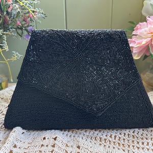 Czarna torba w stylu vintage z geometrycznym wzorem kwiatowym i koralikami