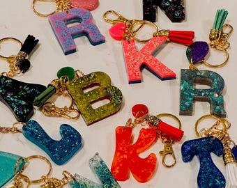 Llavero de resina personalizado con letra inicial, borla y corazón pequeño: dije para bolso personalizado