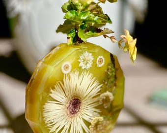 Jarrón de flores de resina amarilla hecho a mano con flores secas