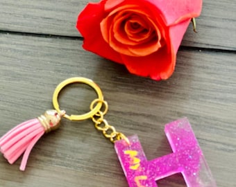 Llavero de resina con la letra "H": un regalo personalizado para tu bolso