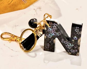 Llavero de resina con la letra "N": un regalo personalizado para tu bolso
