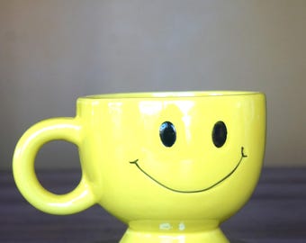 Vintage Smiley Face Pedestal Mug – Happy Yellow Coffee Cup, Retro 70s Style, Good Vibes Kitchen Decor, Collector Gift