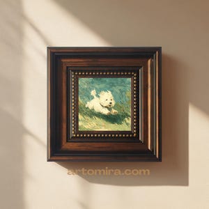 Peut inclure: Tableau encadré carré d'un chien blanc courant dans l'herbe verte. La peinture est dans un cadre en bois marron foncé avec une bordure intérieure perlée dorée. L'adresse du site Web artomira.com est en bas.