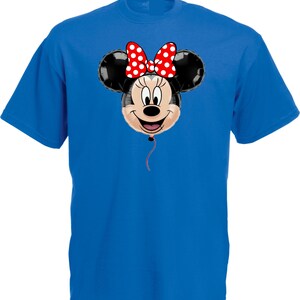 Pu&ograve; includere: Una maglietta blu reale con un disegno a palloncino di Minnie Mouse. Il palloncino ha orecchie nere, una faccia sorridente e un fiocco rosso a pois bianchi. Un filo rosso pende dal fondo del palloncino.