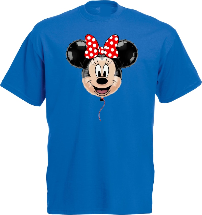Pu&ograve; includere: Una maglietta blu reale con un disegno a palloncino di Minnie Mouse. Il palloncino ha orecchie nere, una faccia sorridente e un fiocco rosso a pois bianchi. Un filo rosso pende dal fondo del palloncino.