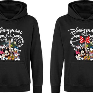 Puede incluir: Sudaderas con capucha negras con un gr&aacute;fico de Disneyland Paris 2020. El dise&ntilde;o incluye a Mickey Mouse, Minnie Mouse, Donald Duck, Goofy y Pluto. Una sudadera tiene un lazo de lunares rojos.