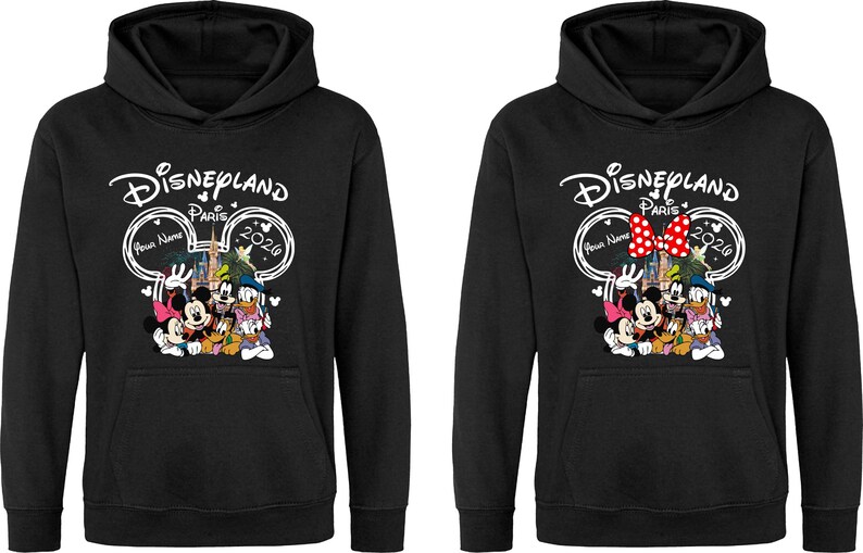 Puede incluir: Sudaderas con capucha negras con un gr&aacute;fico de Disneyland Paris 2020. El dise&ntilde;o incluye a Mickey Mouse, Minnie Mouse, Donald Duck, Goofy y Pluto. Una sudadera tiene un lazo de lunares rojos.