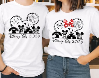 Camiseta familiar para el viaje a Disneyland 2026, camiseta a juego para vacaciones familiares, camiseta para parejas de Mickey y sus amigos, camiseta unisex para niños.