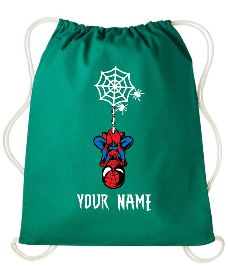 Puede incluir: Mochila con cord&oacute;n de color verde azulado con un dise&ntilde;o de Spider-Man. El dise&ntilde;o incluye una telara&ntilde;a blanca, ara&ntilde;as y Spider-Man boca abajo. El texto "YOUR NAME" est&aacute; impreso en blanco. Cuerdas blancas.