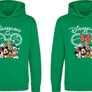 Puede incluir: Dos sudaderas con capucha verdes con un dise&ntilde;o de Disneyland Par&iacute;s. El dise&ntilde;o incluye Mickey Mouse, Minnie Mouse, el Pato Donald, Goofy y otros personajes. Las sudaderas tienen un bolsillo delantero y una capucha.