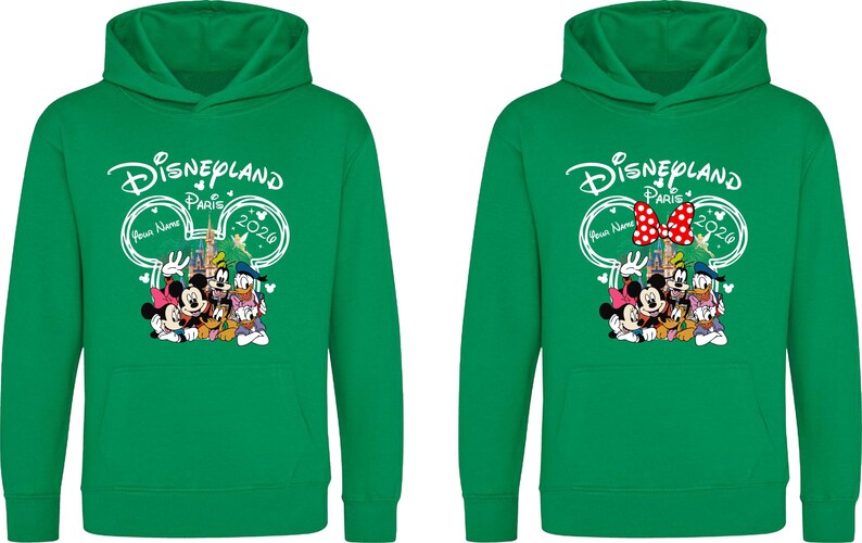 Puede incluir: Dos sudaderas con capucha verdes con un dise&ntilde;o de Disneyland Par&iacute;s. El dise&ntilde;o incluye Mickey Mouse, Minnie Mouse, el Pato Donald, Goofy y otros personajes. Las sudaderas tienen un bolsillo delantero y una capucha.