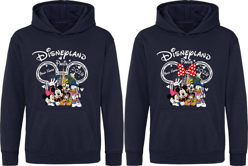 Puede incluir: Sudaderas con capucha azul marino con un dise&ntilde;o de Disneyland Paris 2020. El dise&ntilde;o incluye a Mickey Mouse, Minnie Mouse, Donald Duck y Goofy. Una sudadera tiene un lazo rojo, la otra no.