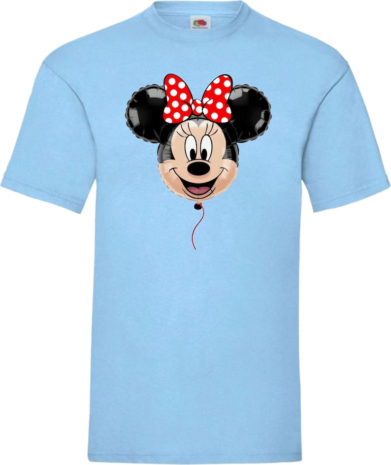 Pu&ograve; includere: T-shirt azzurra con un disegno a palloncino di Minnie Mouse. Il palloncino ha orecchie nere, un fiocco rosso a pois bianchi e una faccia sorridente. Un filo rosso pende dal fondo del palloncino.