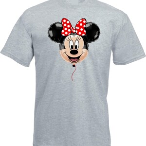 Pu&ograve; includere: Una maglietta grigio chiaro con un disegno a palloncino di Minnie Mouse. Il palloncino ha orecchie nere, un fiocco rosso a pois bianchi e una faccia sorridente. Un filo rosso pende dal fondo del palloncino.