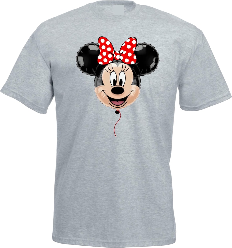 Pu&ograve; includere: Una maglietta grigio chiaro con un disegno a palloncino di Minnie Mouse. Il palloncino ha orecchie nere, un fiocco rosso a pois bianchi e una faccia sorridente. Un filo rosso pende dal fondo del palloncino.