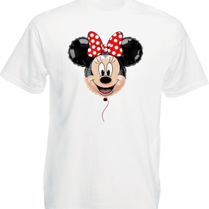 Pu&ograve; includere: T-shirt bianca con un design a palloncino di Minnie Mouse. Il palloncino ha orecchie nere, un fiocco rosso a pois bianchi e una faccia sorridente. Un filo rosso pende dal fondo del palloncino.