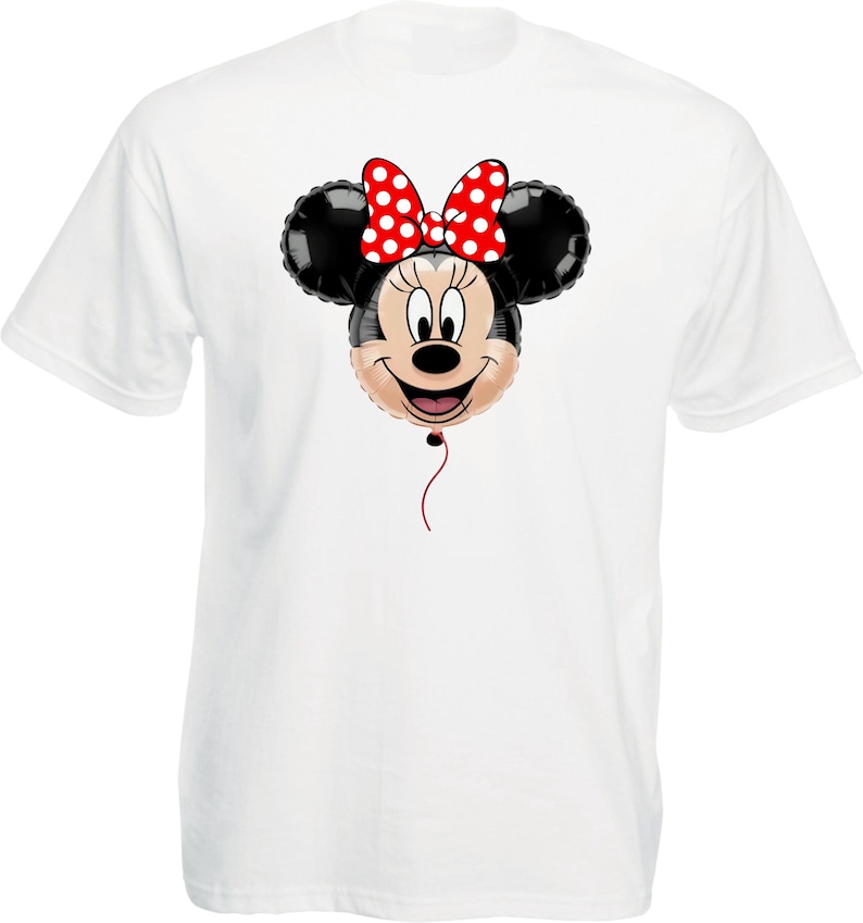 Pu&ograve; includere: T-shirt bianca con un design a palloncino di Minnie Mouse. Il palloncino ha orecchie nere, un fiocco rosso a pois bianchi e una faccia sorridente. Un filo rosso pende dal fondo del palloncino.