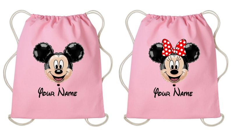Może przedstawiać: Dwie r&oacute;żowe torby ze sznurkiem z motywami balon&oacute;w Myszki Miki i Myszki Minnie. Miki ma czarne uszy i uśmiechniętą twarz, a Myszka Minnie czerwoną kokardę w białe grochy. Tekst "Your Name" jest wydrukowany poniżej.
