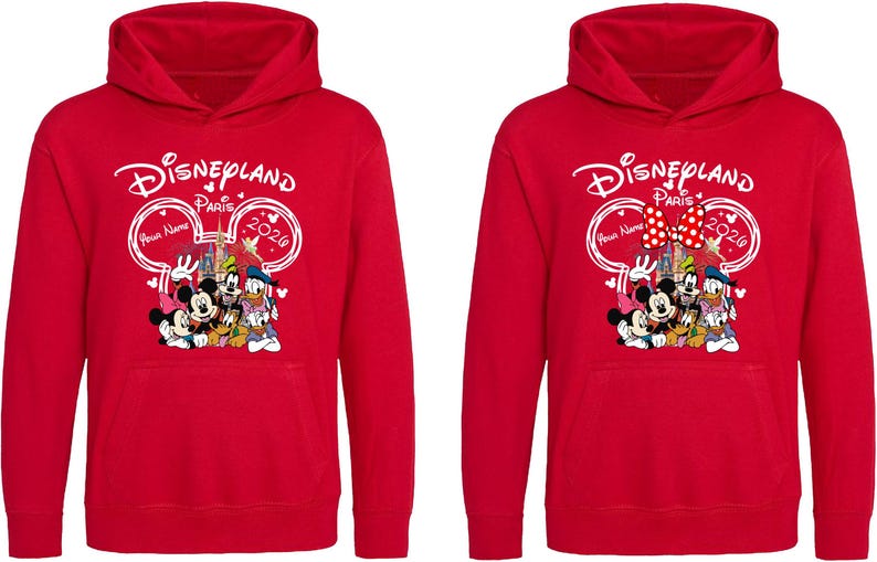 Puede incluir: Dos sudaderas rojas con capucha con un dise&ntilde;o de Disneyland Paris 2026. El dise&ntilde;o presenta a Mickey Mouse, Minnie Mouse, Donald Duck y Goofy. Las sudaderas tienen un bolsillo delantero y una capucha.